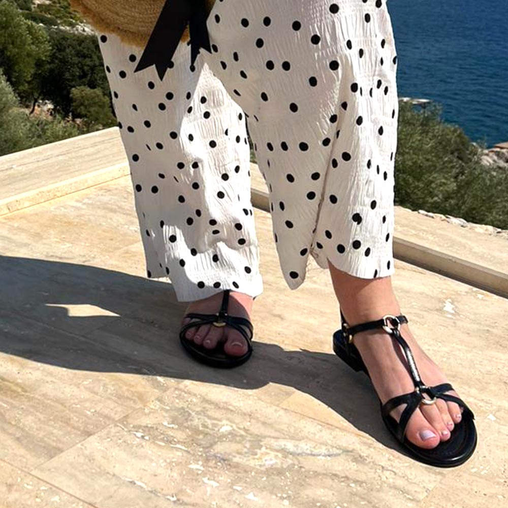 A8700 Black | Flat leather sandal