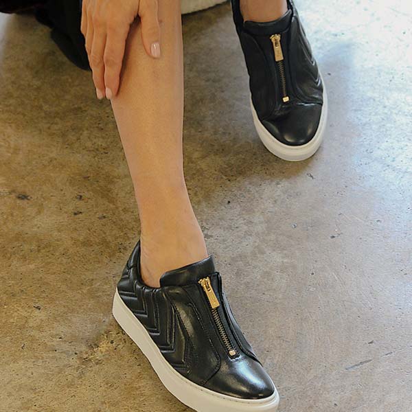 Billi-Bi A1461-black sneaker with zip on model close up 2