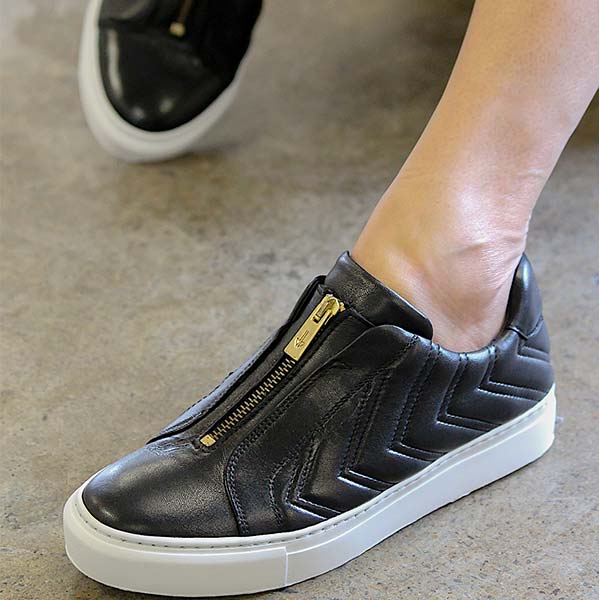 Billi-Bi A1461-black sneaker with zip on model close up