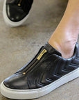 Billi-Bi A1461-black sneaker with zip on model close up 