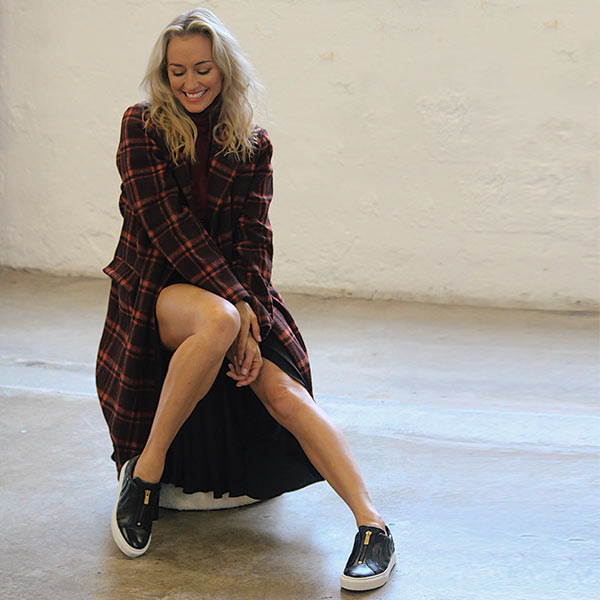 Billi-Bi A1461-black sneaker with zip side on model seated