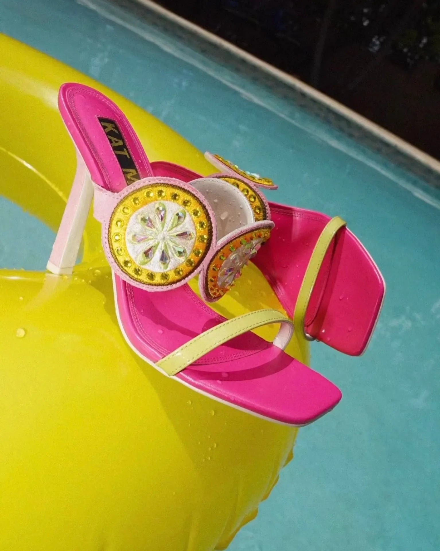 LULU has the right idea today in this weather 💧👙🍋 @katmaconie 

