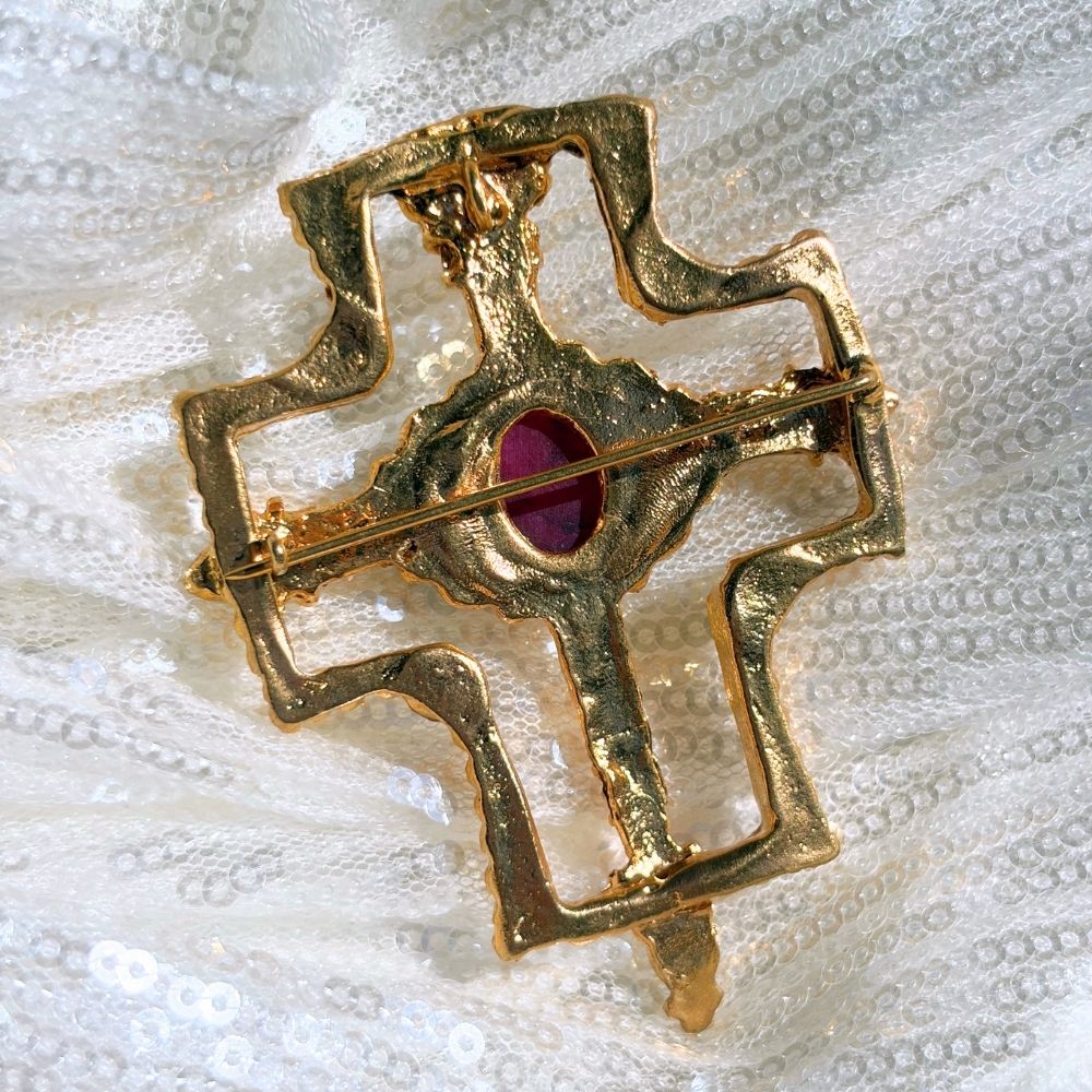 Unforgettable Red | Pin Brooch