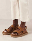 Alohas Lorelei Platform sandal in tan brown leather on model