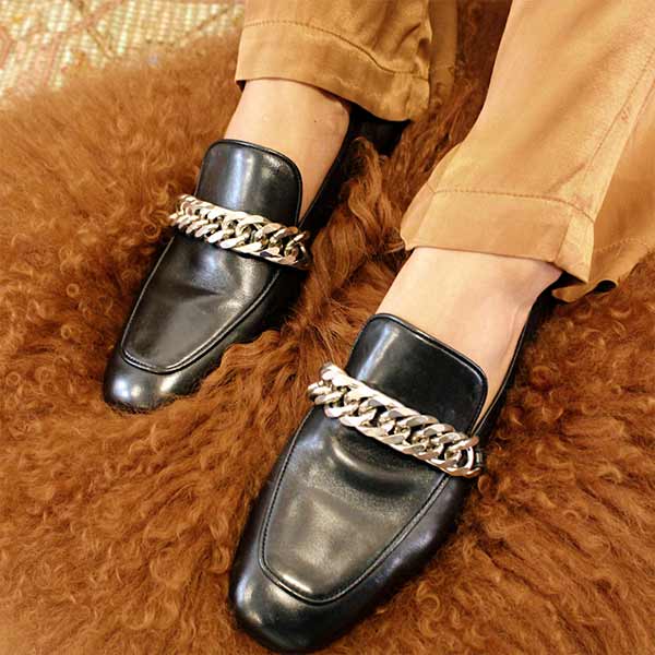     Billi-Bi A1006 black leather loafer with silver chain on model foot 