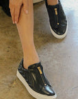 Billi-Bi A1461-black sneaker with zip on model close up 2