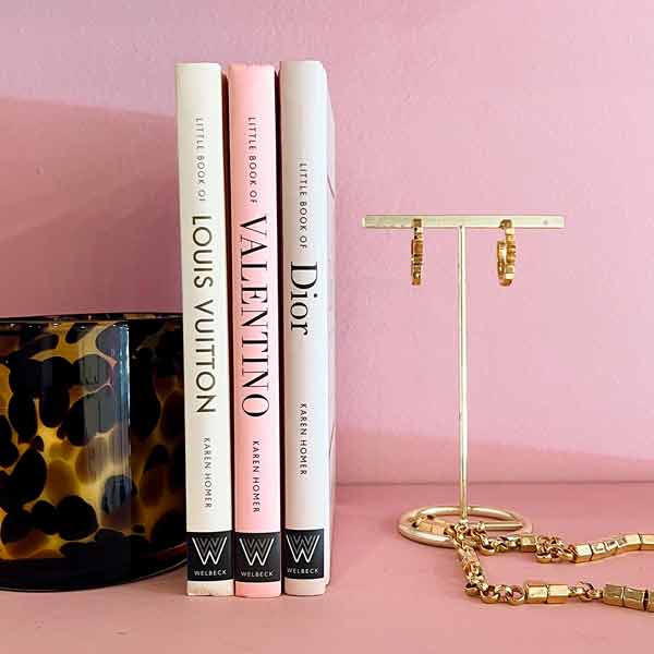 หนังสือนำเข้า] Little Book of Louis Vuitton: The Story of the Iconic  Fashion House chanel dior gucci hermes book